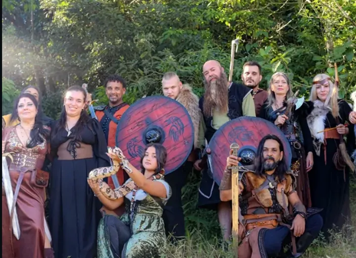 Grupo com escudos e trajes de inspiração nórdica na mata