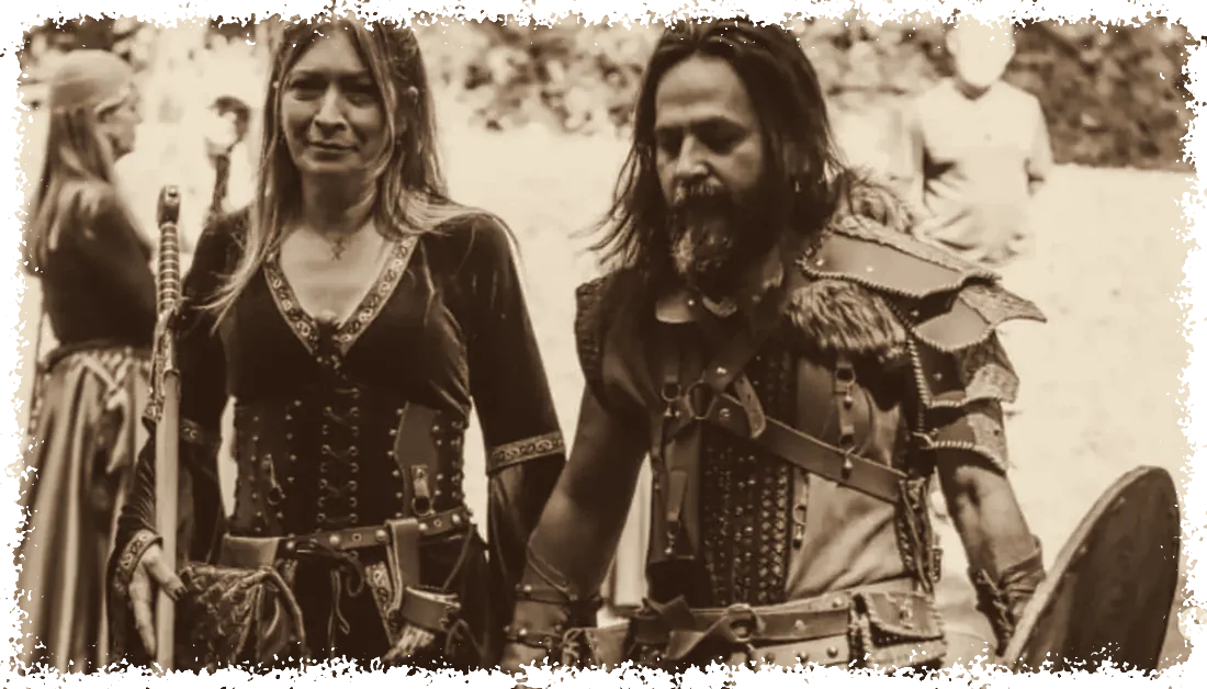Casal em trajes inspirados na cultura viking e medieval, com peças artesanais de couro, em uma feira
